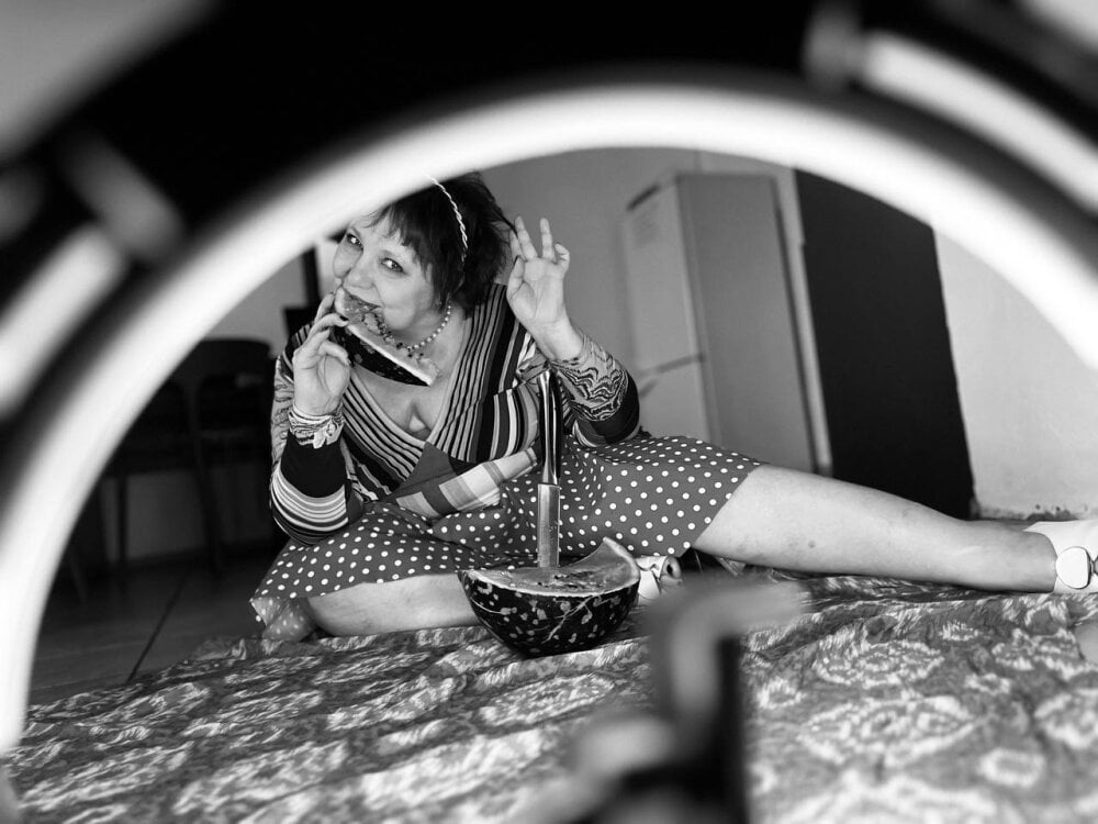 Beautiful Kira_Kenett camgirl in vrcamshot.com