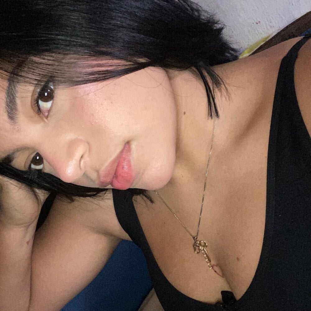 Beautiful MilaCutte camgirl in vrcamshot.com