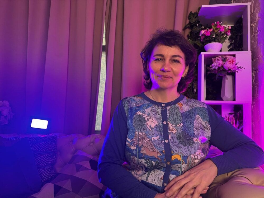 Beautiful Demi_Mature camgirl in vrcamshot.com