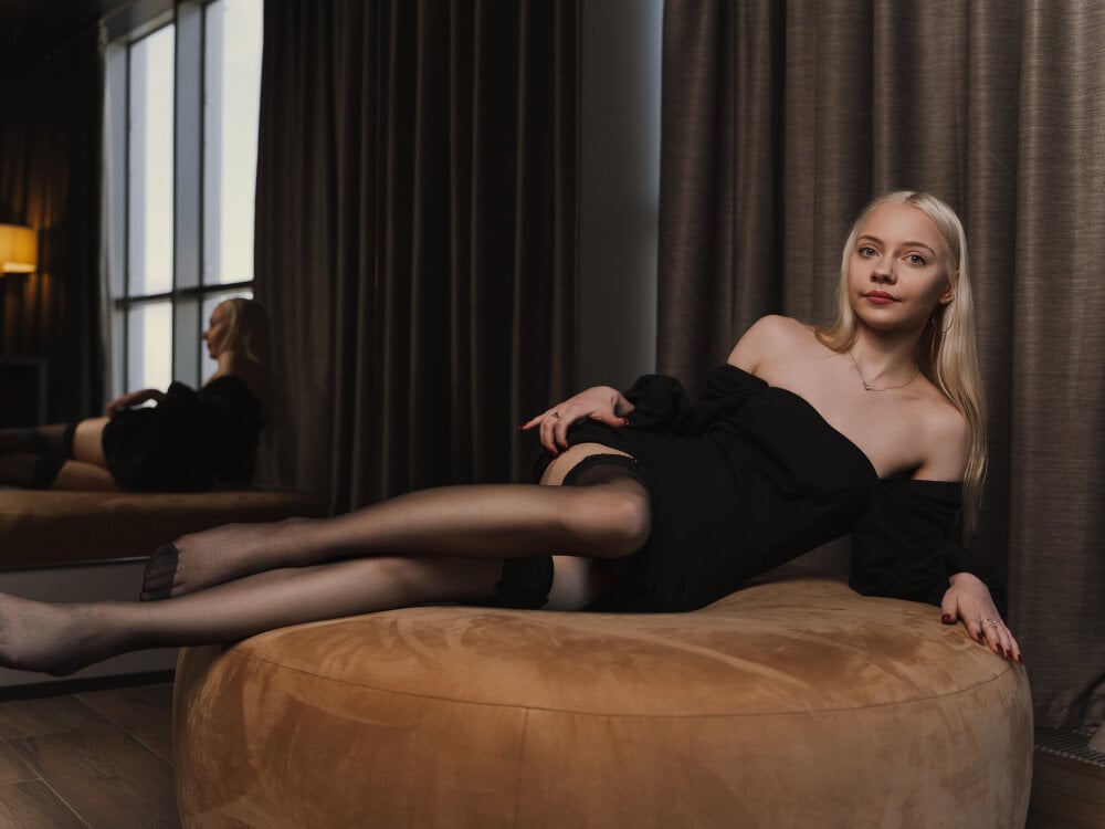 Beautiful Nyx_Blonde camgirl in vrcamshot.com