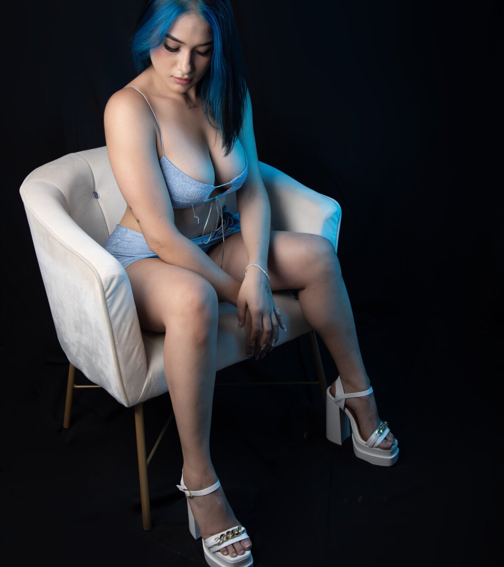 Beautiful AnnyHizzle camgirl in vrcamshot.com