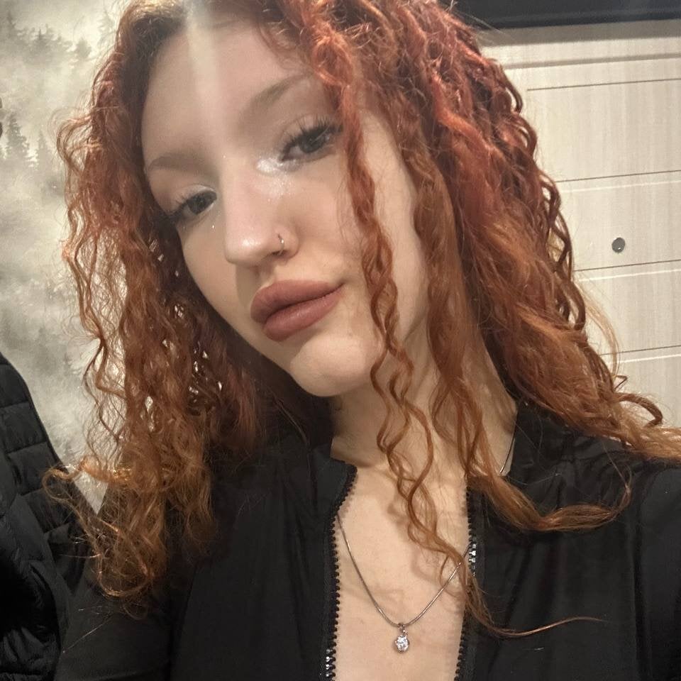 Beautiful AuroraBurns camgirl in vrcamshot.com