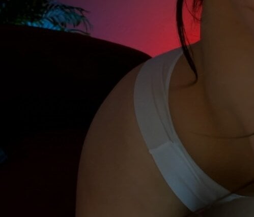 Beautiful Queen_Michelle_ camgirl in vrcamshot.com