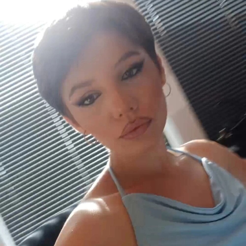Beautiful ArielleParis camgirl in vrcamshot.com