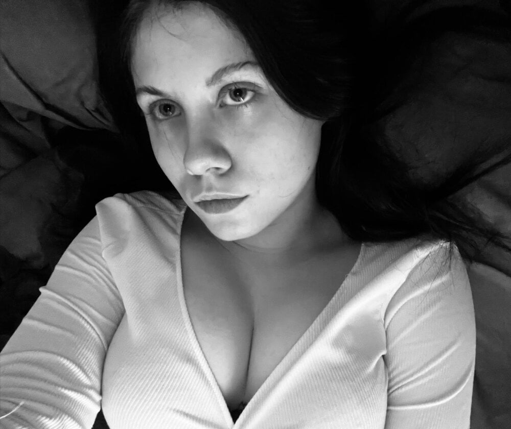 Beautiful BellaWink camgirl in vrcamshot.com