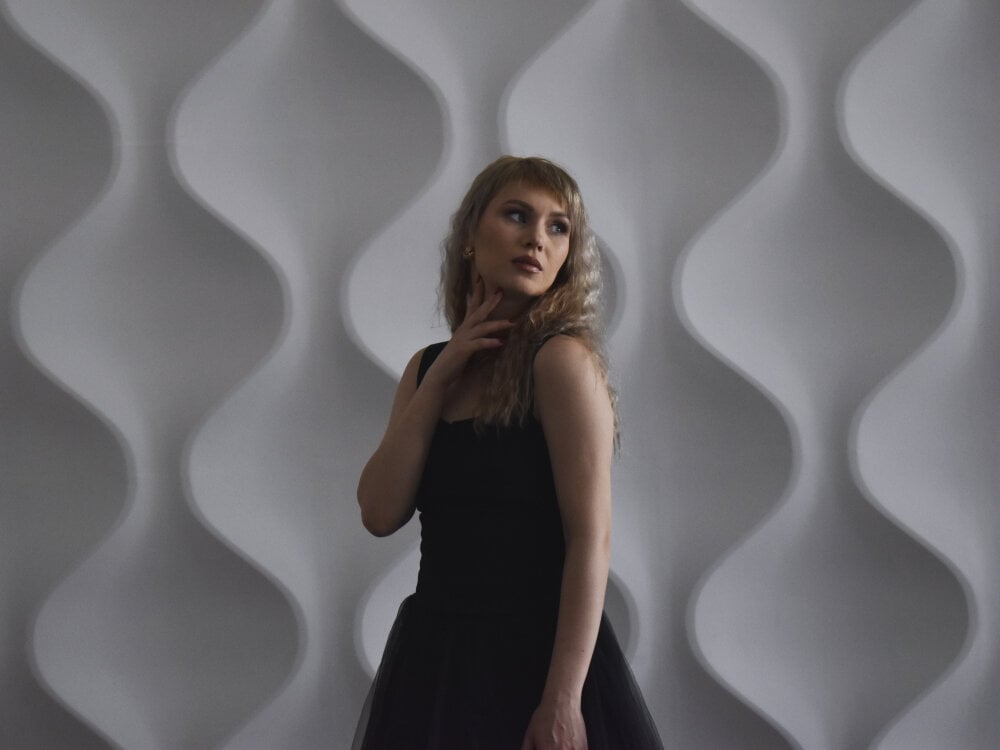 Beautiful LindaSandy_1 camgirl in vrcamshot.com