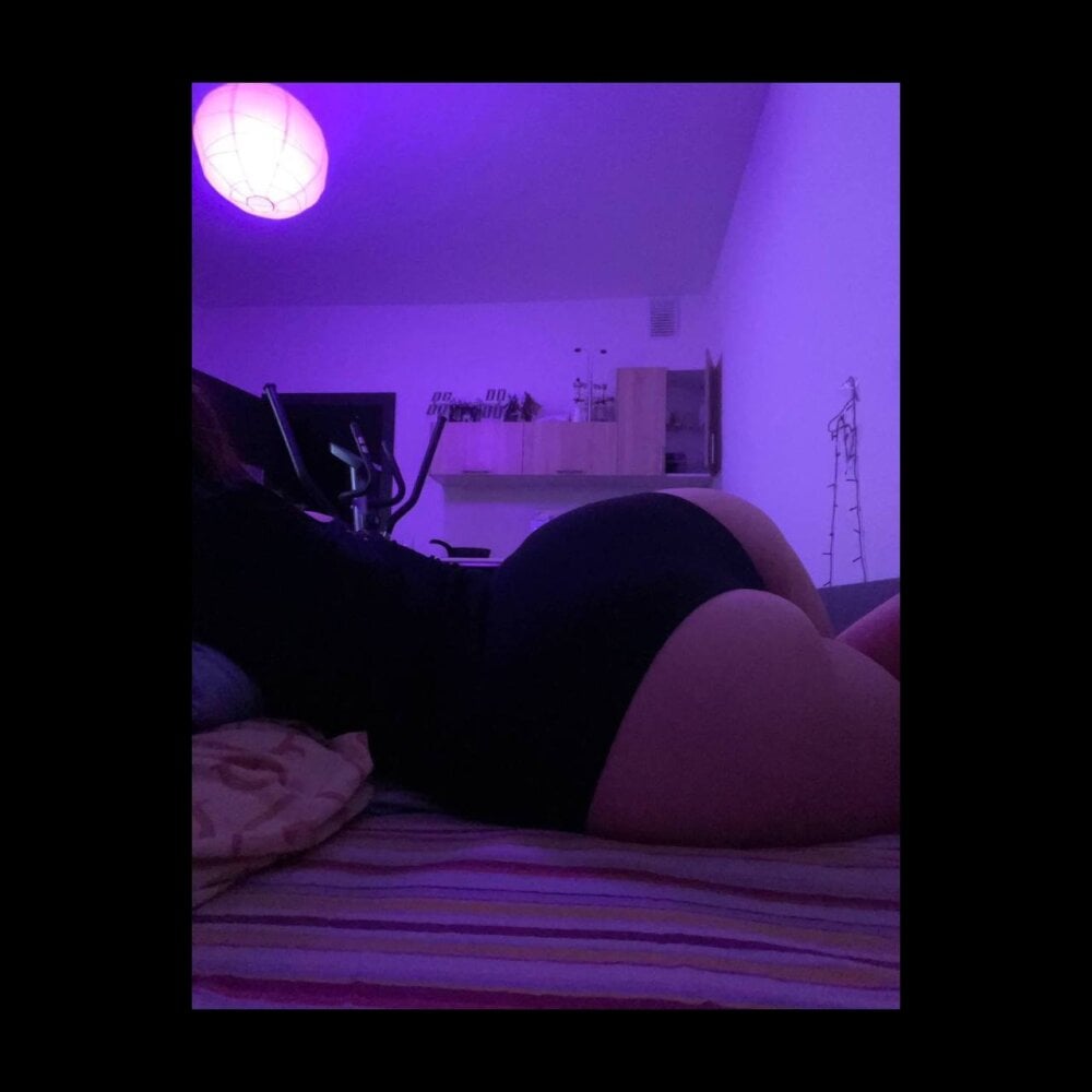Beautiful EveOrchis camgirl in vrcamshot.com