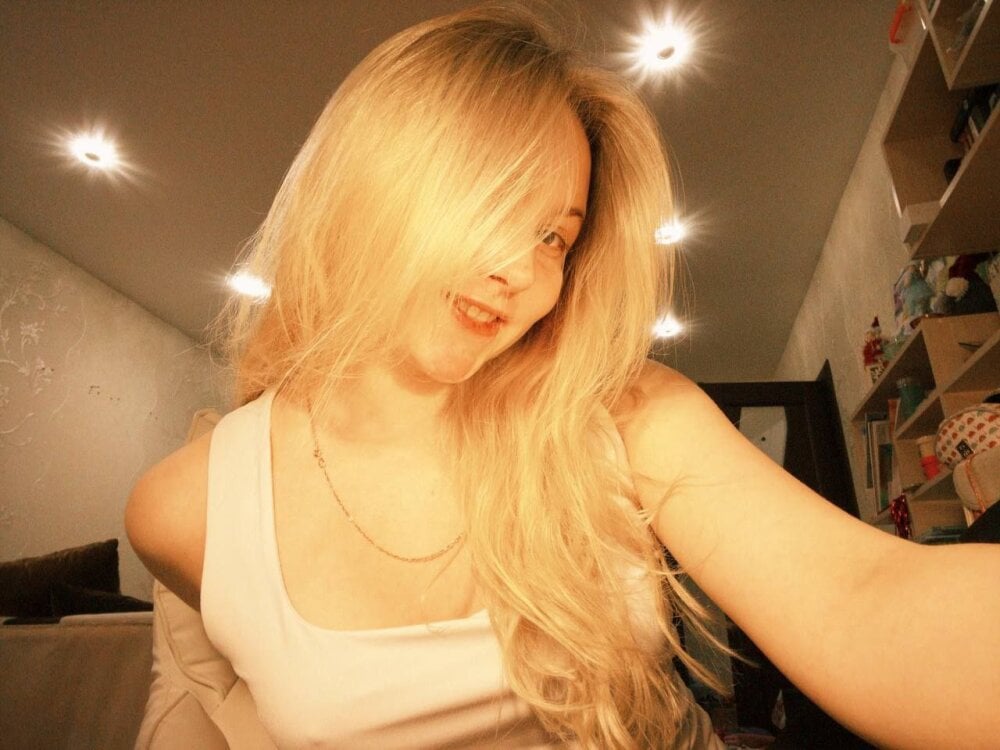 Beautiful HolyBabyDoll camgirl in vrcamshot.com