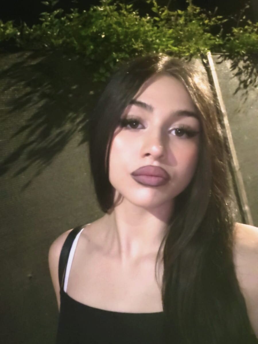 Beautiful GiuliaSya camgirl in vrcamshot.com
