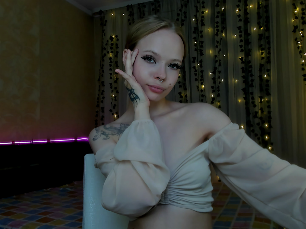 Beautiful arachnissa camgirl in vrcamshot.com