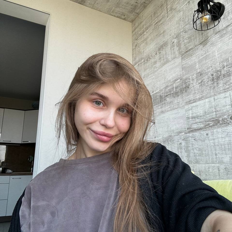 Beautiful MyLolaSky camgirl in vrcamshot.com