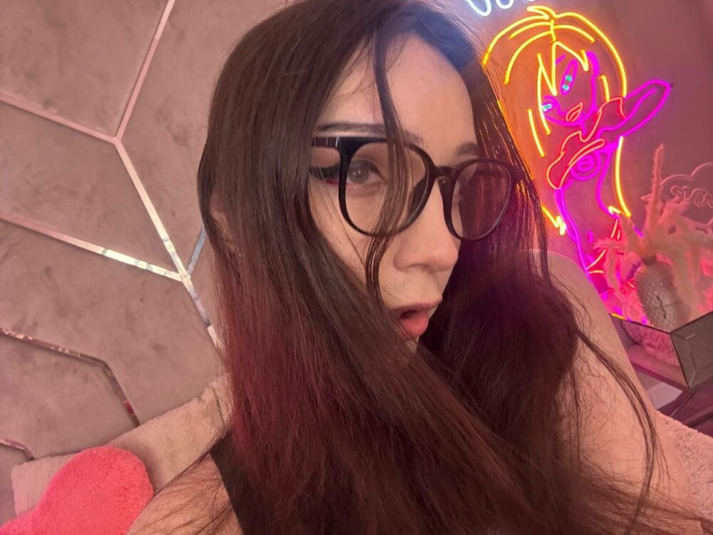 Beautiful PixelShadee camgirl in vrcamshot.com