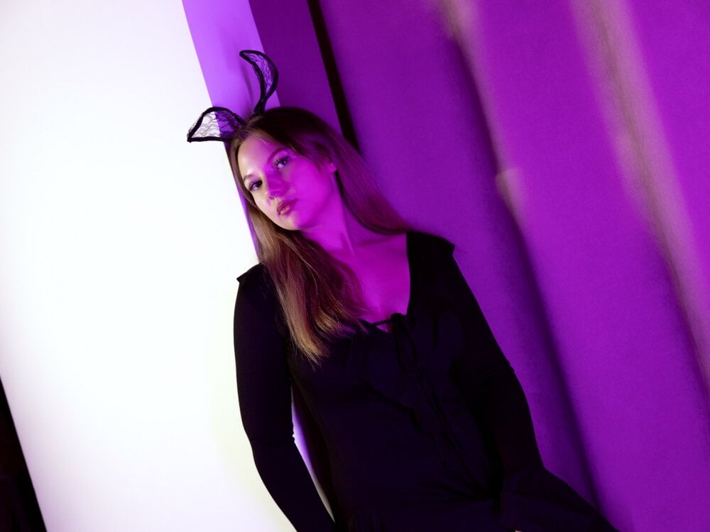 Beautiful MariaRobinsone camgirl in vrcamshot.com