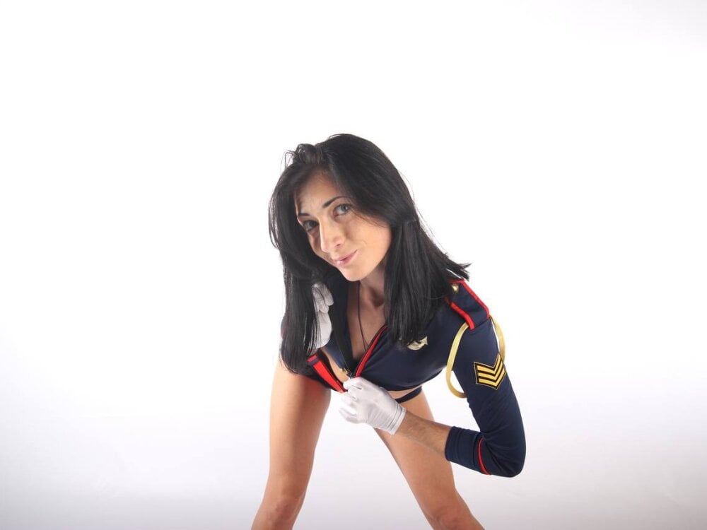 Beautiful _F_R_A_U_ camgirl in vrcamshot.com