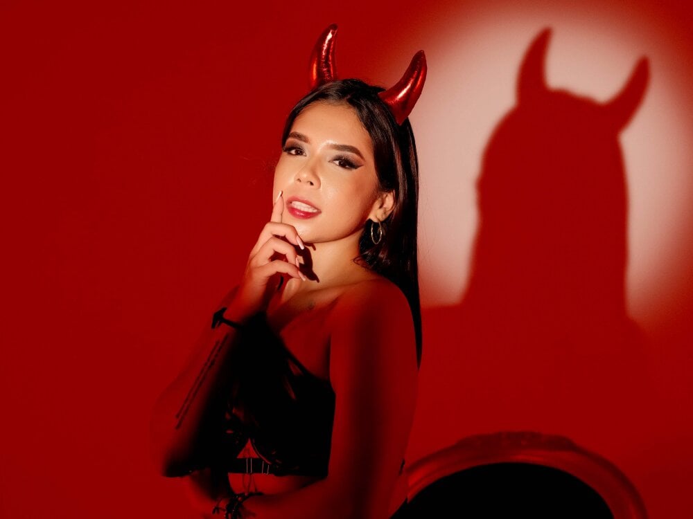 Beautiful lady_kiinky camgirl in vrcamshot.com