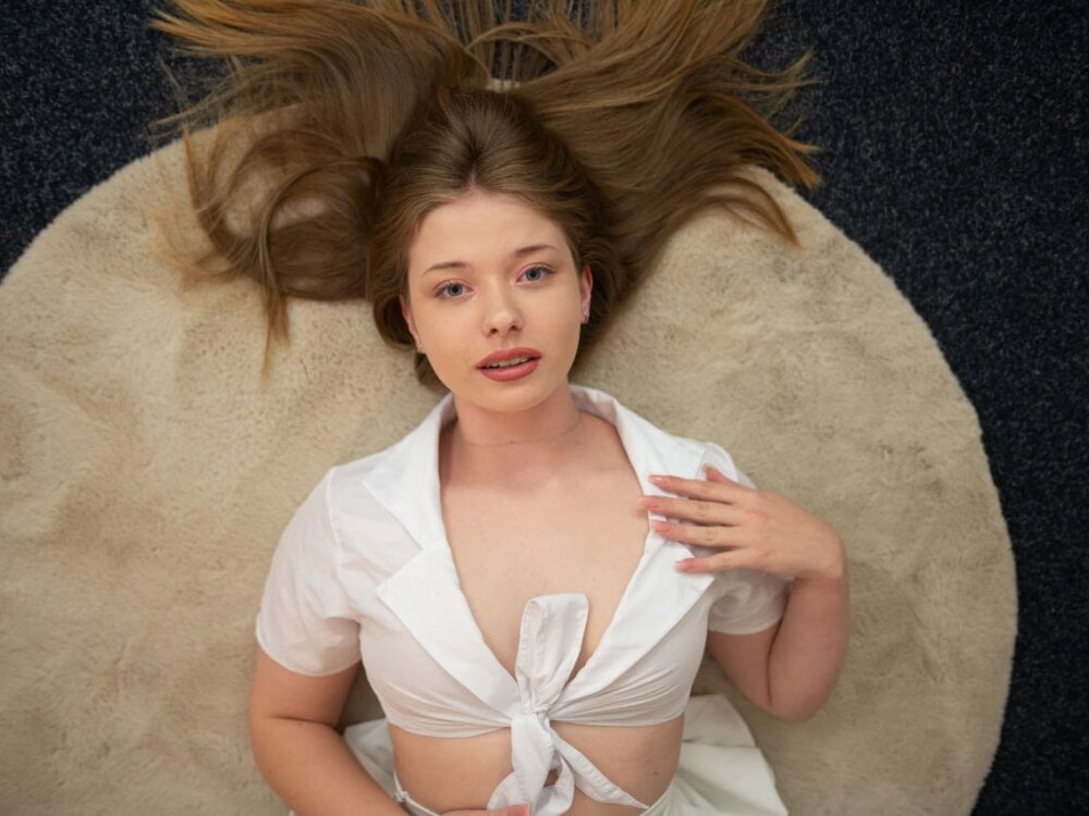 Beautiful EllaFolverrr camgirl in vrcamshot.com