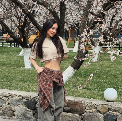 Beautiful _Tomiee_ camgirl in vrcamshot.com