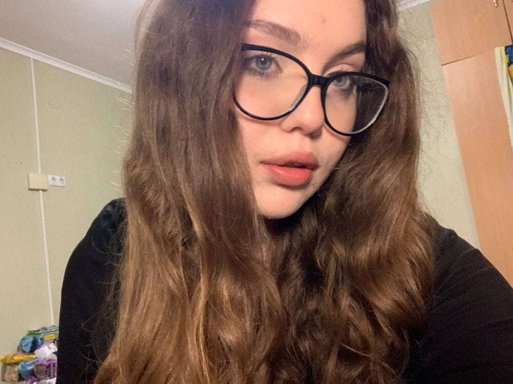 Beautiful LuxSopphia camgirl in vrcamshot.com