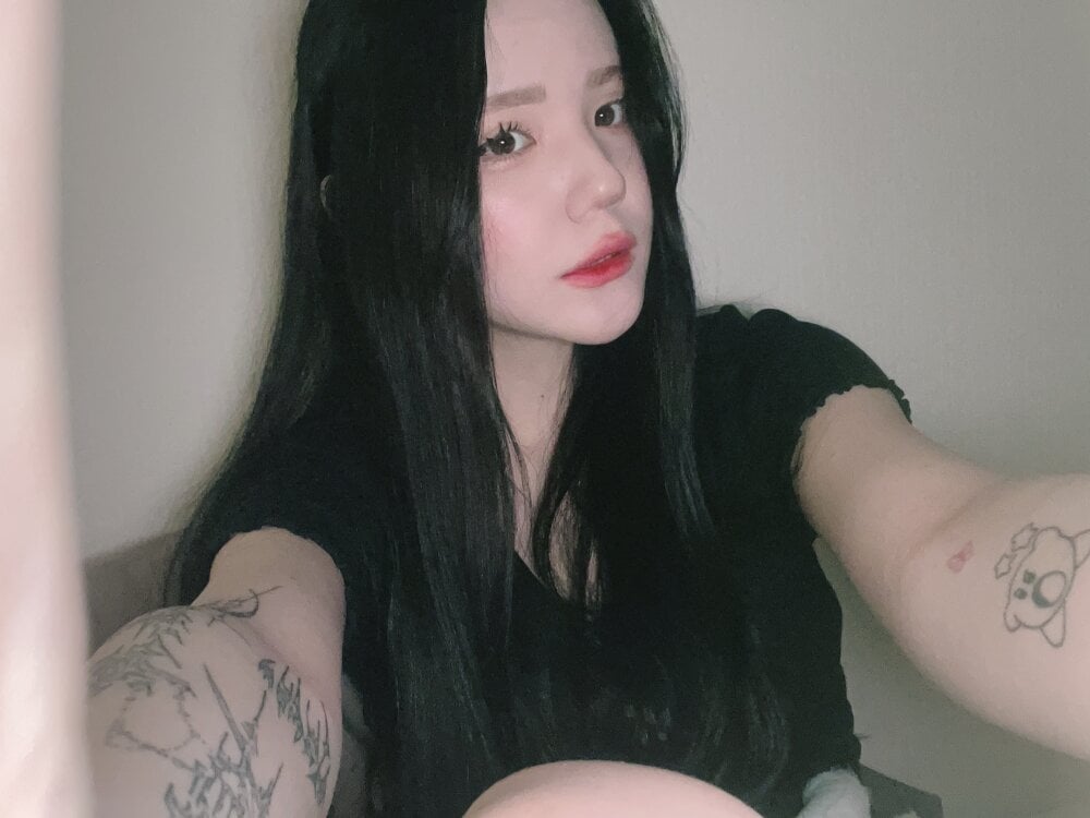 Beautiful _sweet_asian_ camgirl in vrcamshot.com