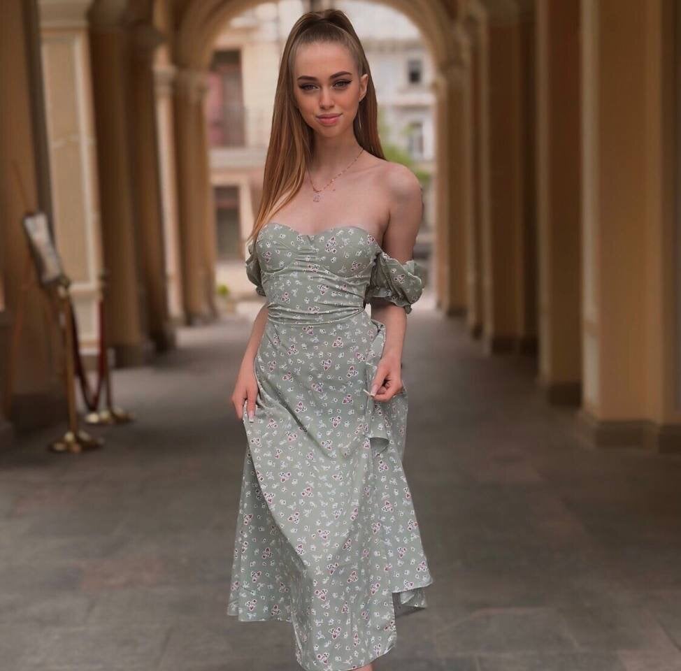 Beautiful GoGoDream camgirl in vrcamshot.com