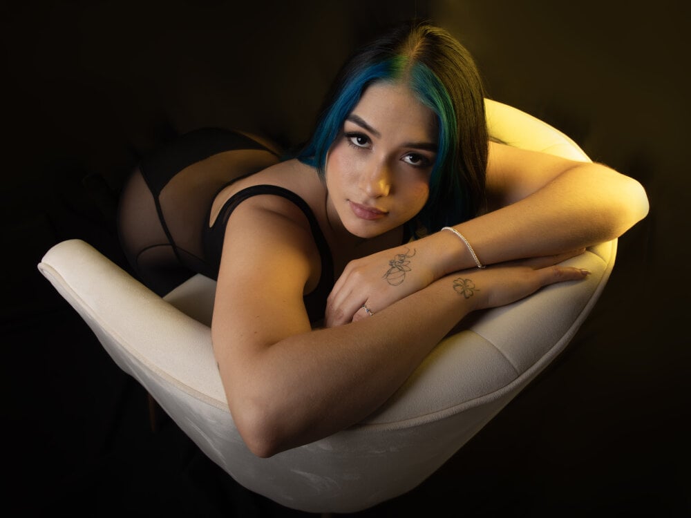 Beautiful AnnyHizzle camgirl in vrcamshot.com