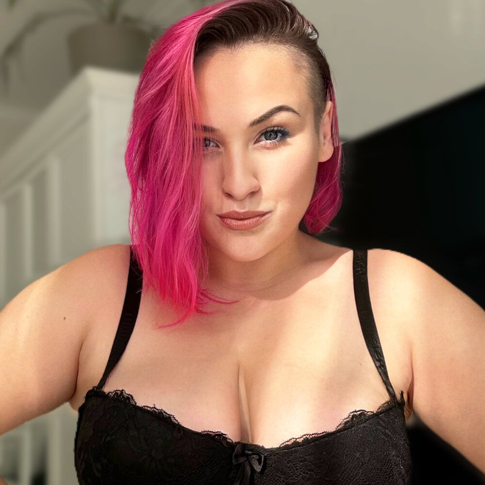 Beautiful MiaVixenn camgirl in vrcamshot.com