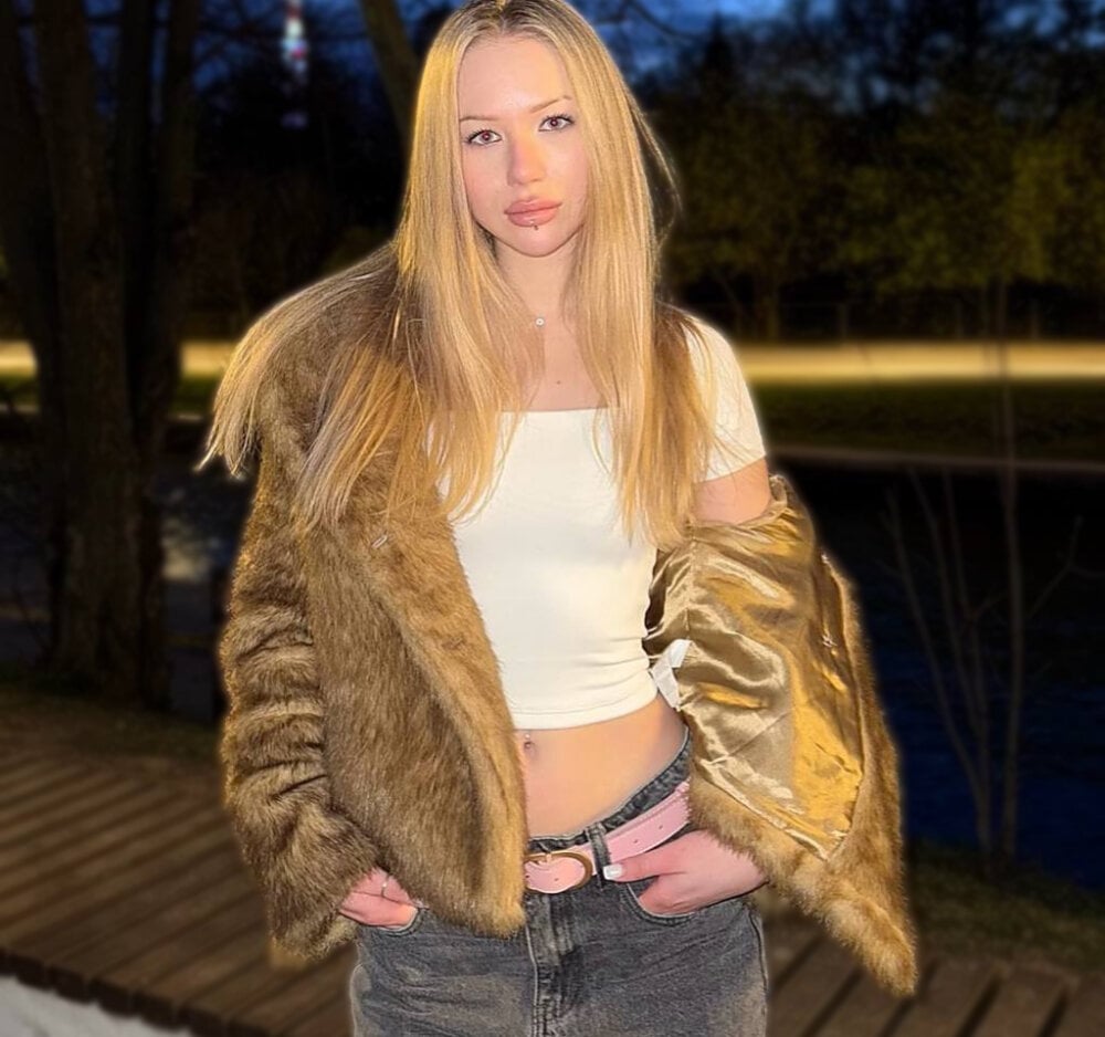 Beautiful Emmy_Roses_ camgirl in vrcamshot.com