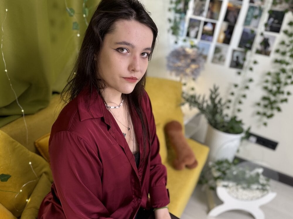 Beautiful AlexaMilkeys camgirl in vrcamshot.com