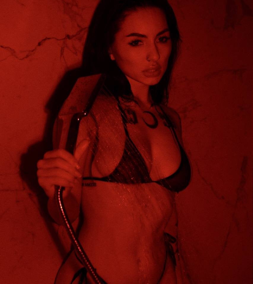 Beautiful Tomiee_ camgirl in vrcamshot.com