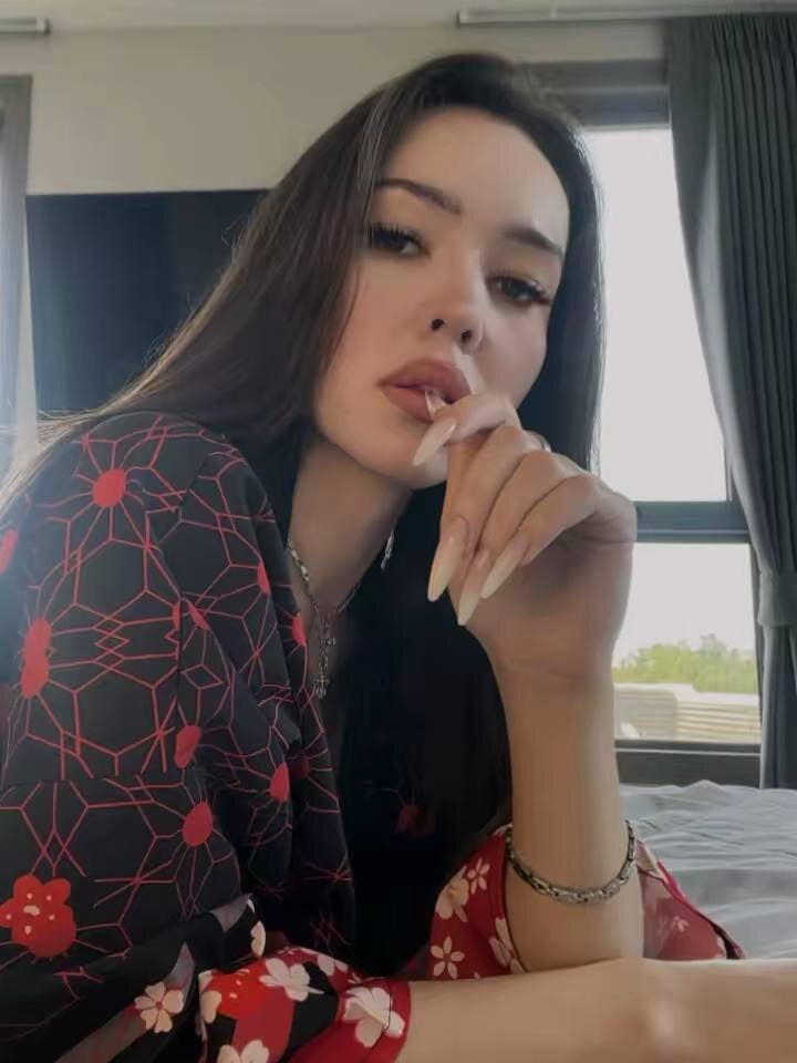 Beautiful AliceeBoom camgirl in vrcamshot.com