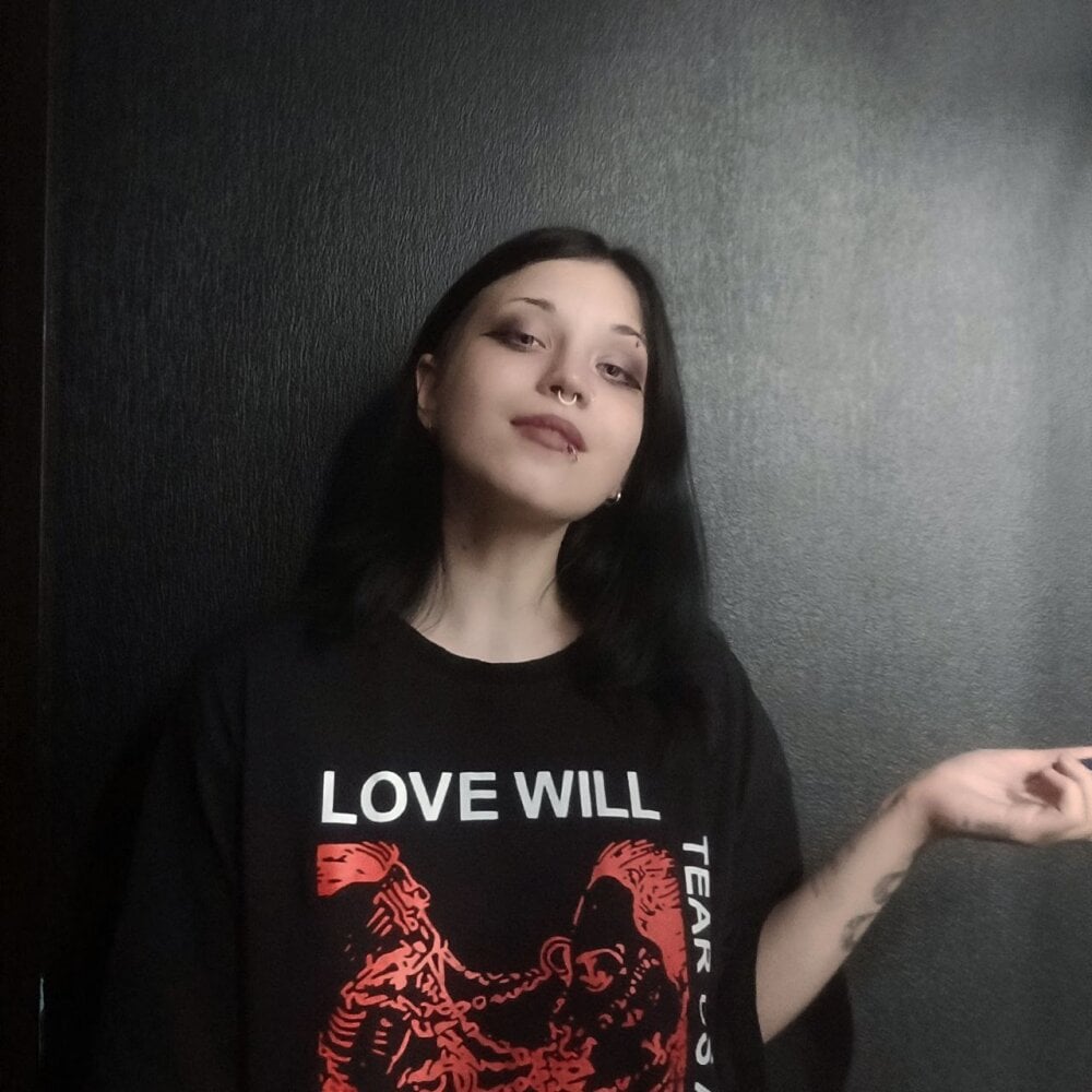 Beautiful ScarletHarley camgirl in vrcamshot.com