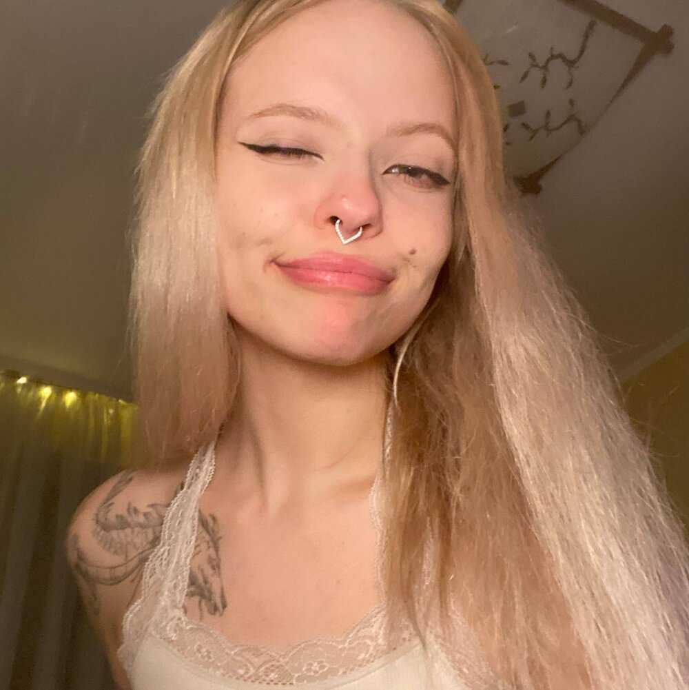 Beautiful lucy_loy camgirl in vrcamshot.com