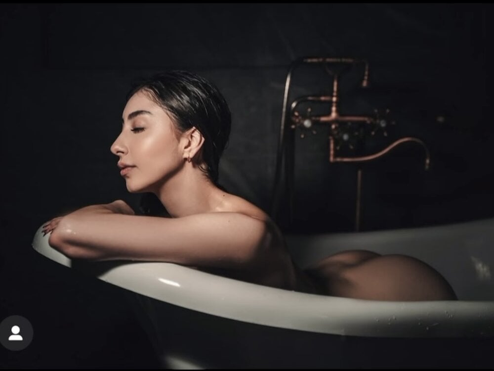 Beautiful lua_ferch__ camgirl in vrcamshot.com
