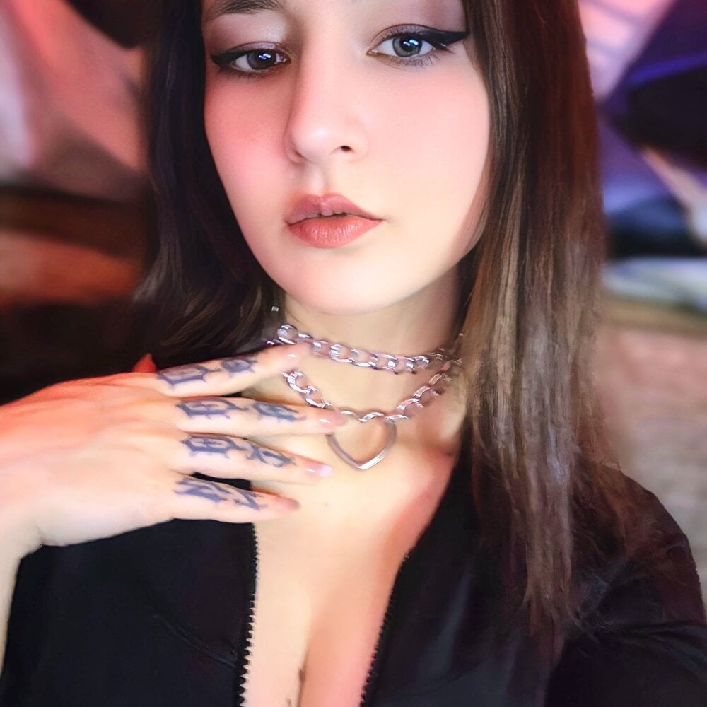 Beautiful cutiemaniac camgirl in vrcamshot.com
