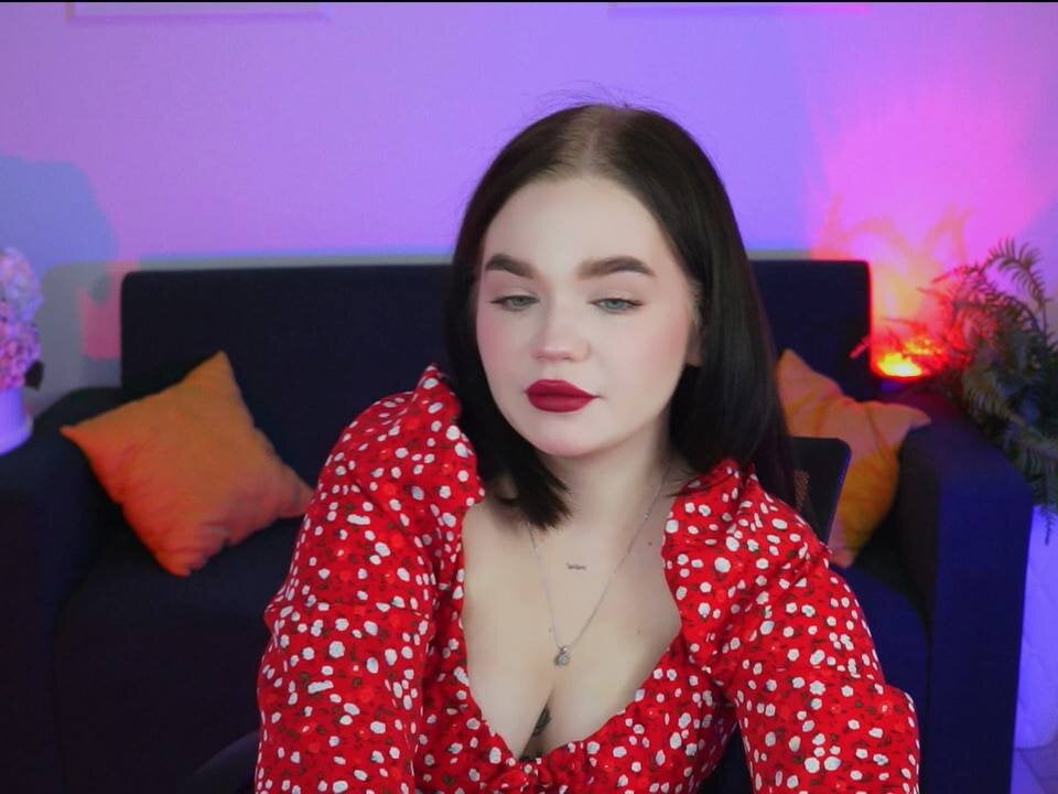 Beautiful EmiRise camgirl in vrcamshot.com