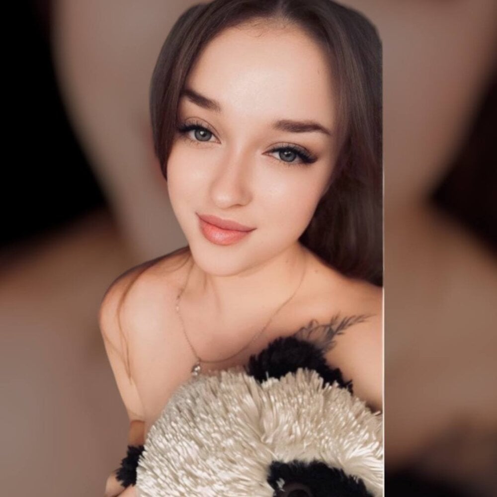 Beautiful DonnaLustt camgirl in vrcamshot.com