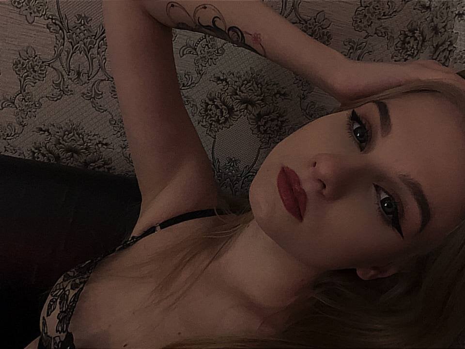 Beautiful ViviAnneD camgirl in vrcamshot.com
