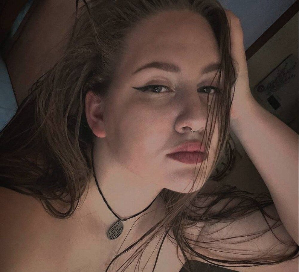 Beautiful petal_dust camgirl in vrcamshot.com
