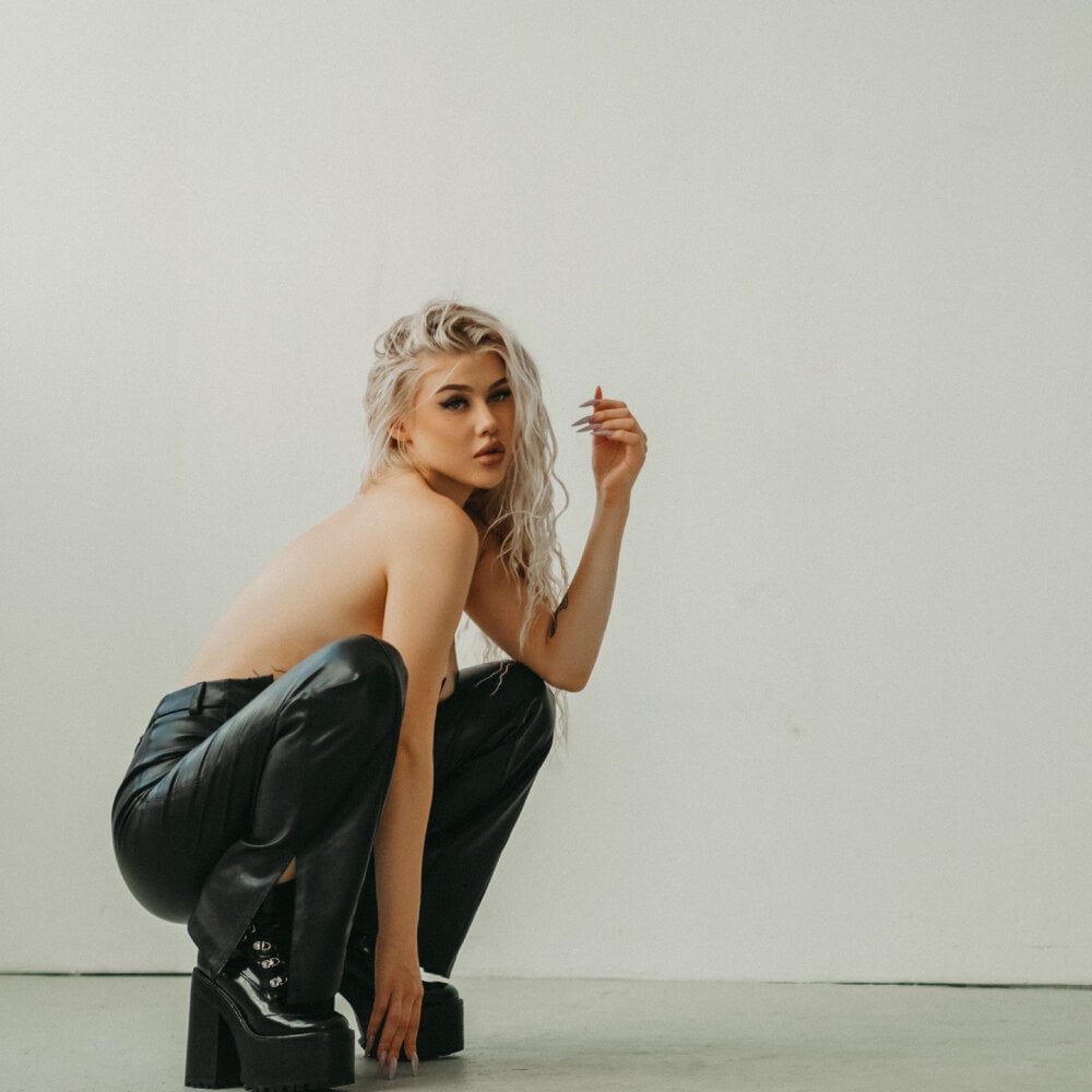 Beautiful _Kira_Moon_ camgirl in vrcamshot.com