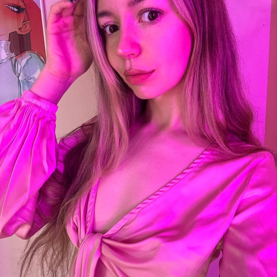 Beautiful Pinky_Cloud camgirl in vrcamshot.com