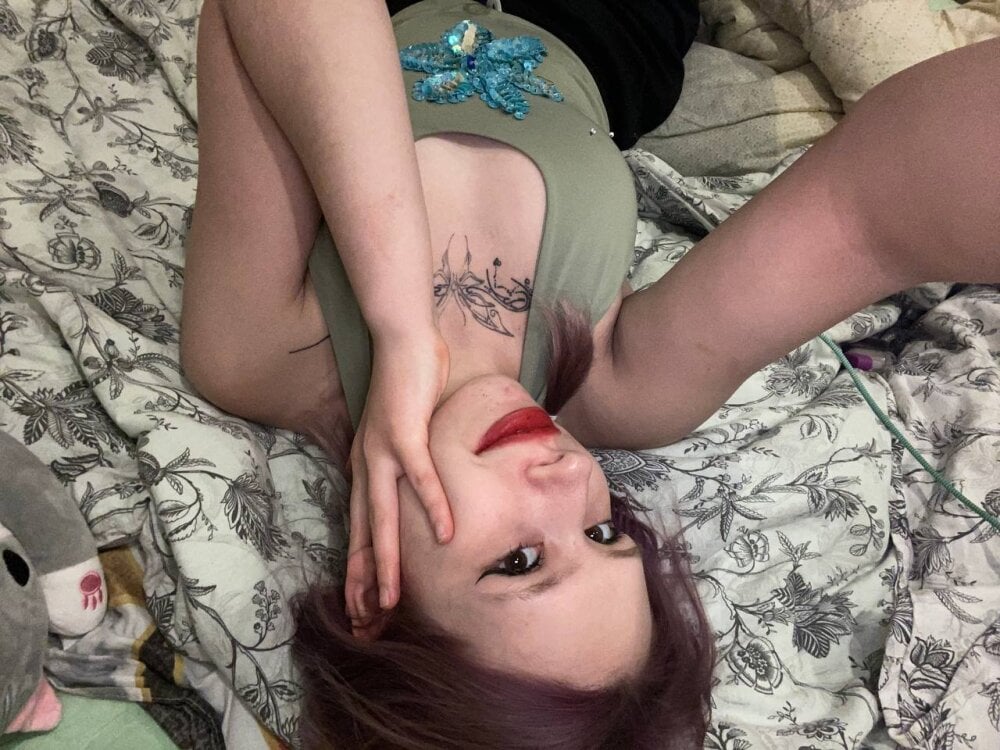 Beautiful FaeRozellin camgirl in vrcamshot.com