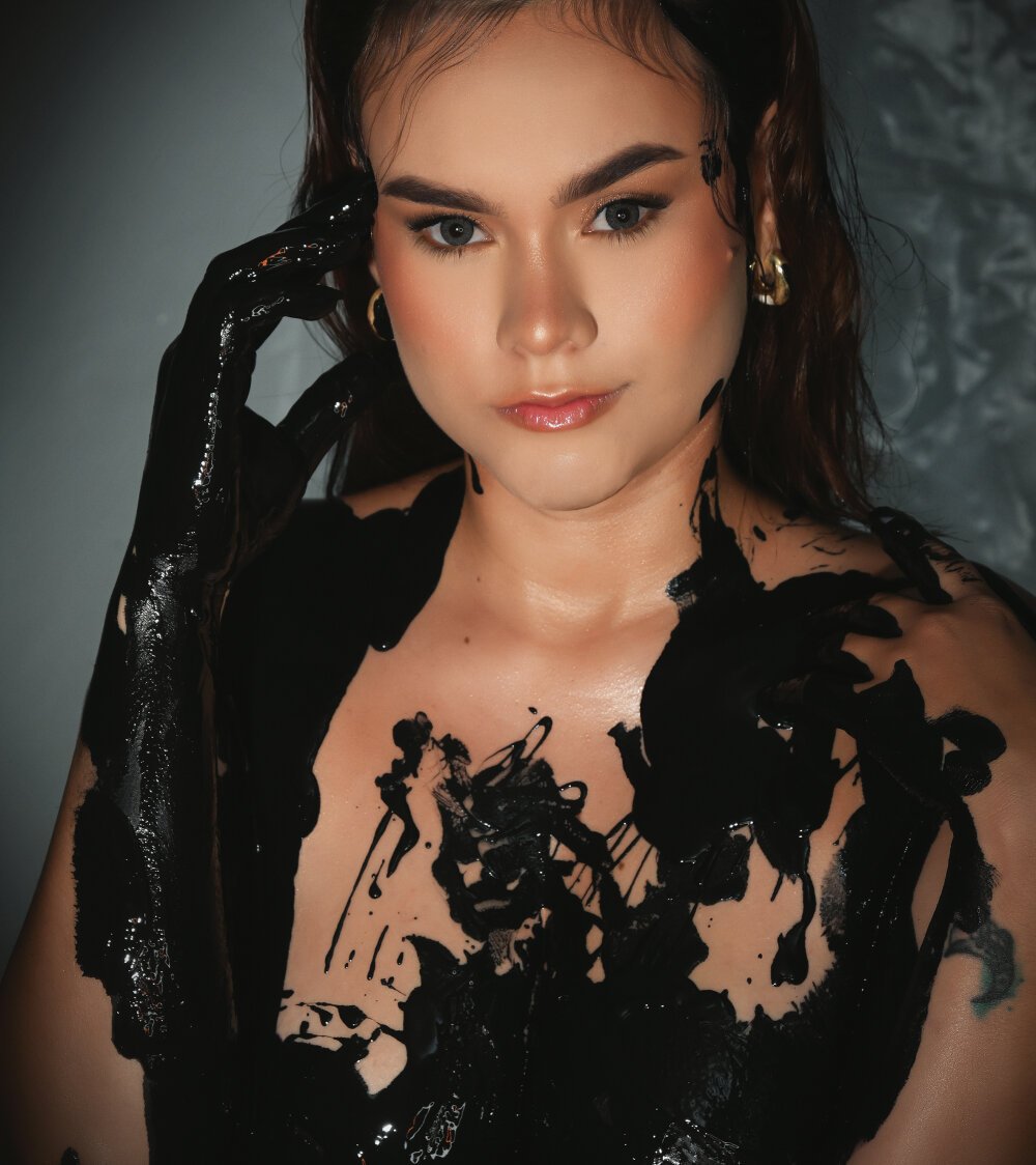 Beautiful miamiller69 camgirl in vrcamshot.com