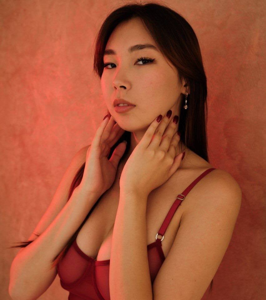 Beautiful AnnaReyla camgirl in vrcamshot.com