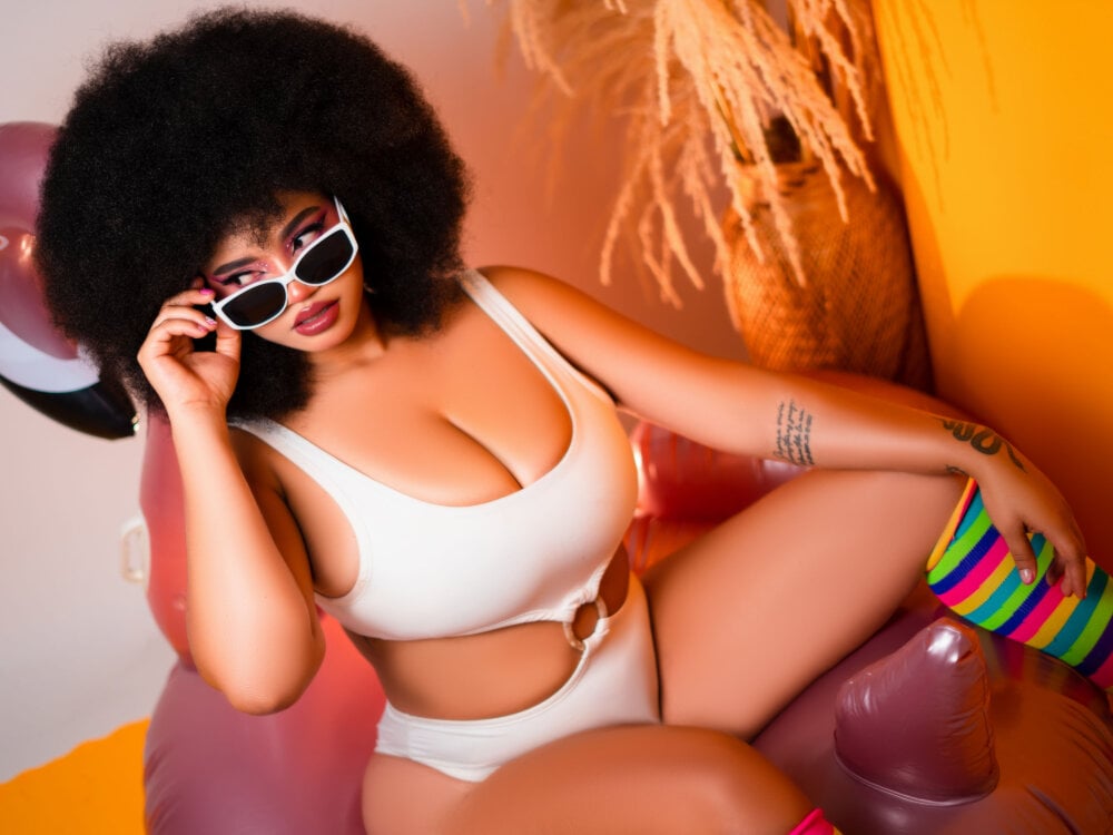 Beautiful MalaikaBrown camgirl in vrcamshot.com