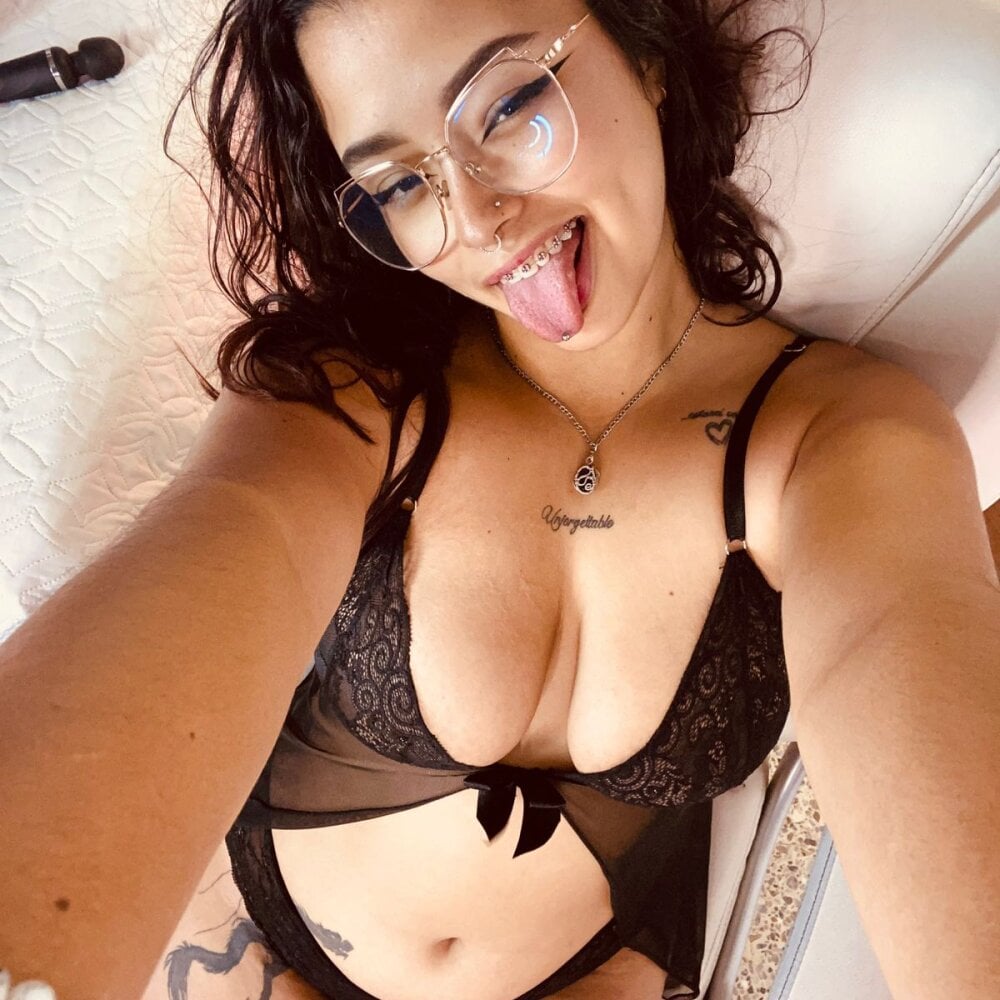 Beautiful Ariana_Pierce camgirl in vrcamshot.com