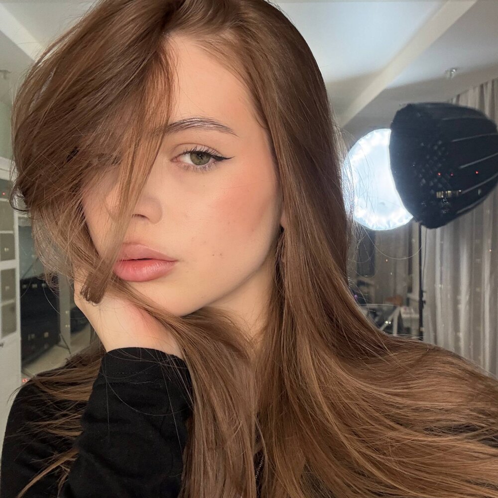 Beautiful Ellya_me camgirl in vrcamshot.com