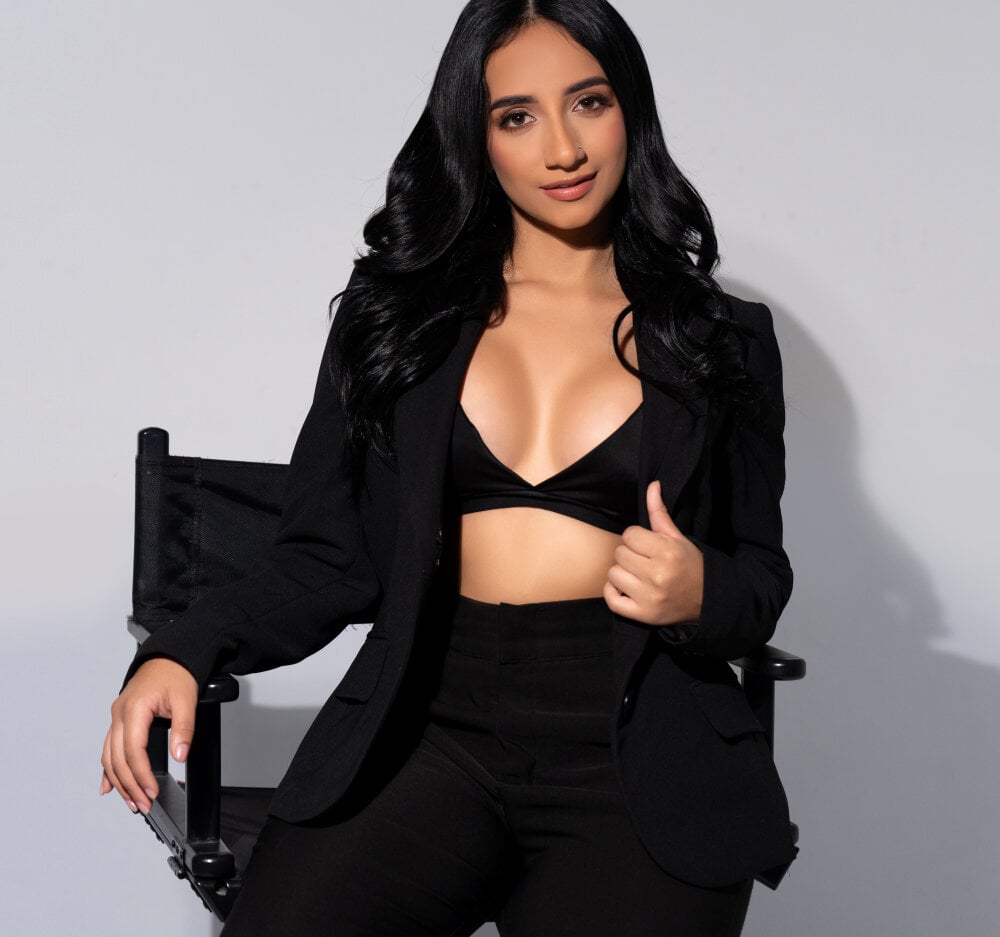 Beautiful UrNewFantasy camgirl in vrcamshot.com