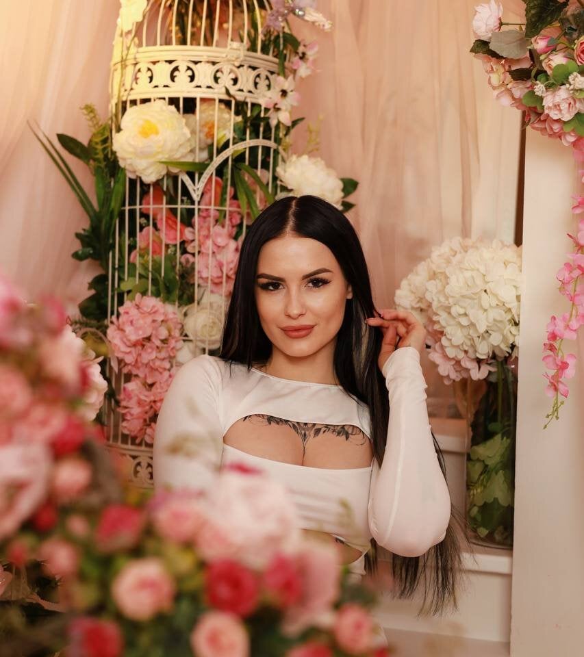 Beautiful AmberDismond camgirl in vrcamshot.com