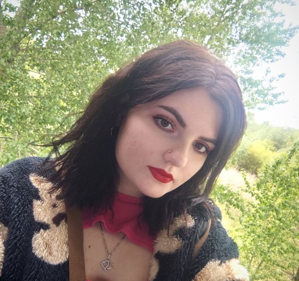 Beautiful CharlotteMitchell camgirl in vrcamshot.com