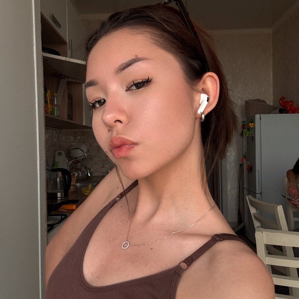Beautiful Leo_Luna camgirl in vrcamshot.com